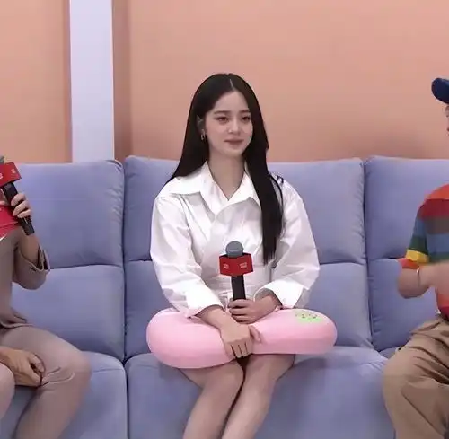 欧阳娜娜白色长衫淡妆美女