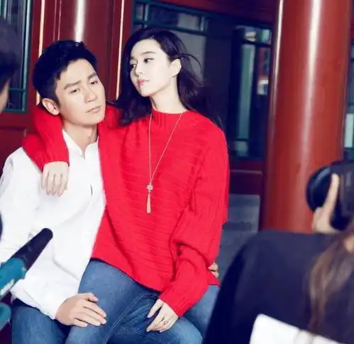 范爷蹦跳如小女人到李晨面前索吻,空闲时间再来个举高高,甜炸了