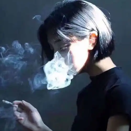 吸烟悲伤女人