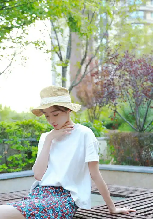 胡冰卿清纯造型,穿白t恤配碎花半身裙清新又时尚,女神范十足