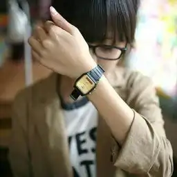 这个女生手上的手表是什么牌子的