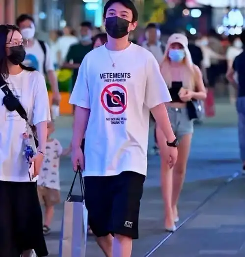 王思聪深夜为网红女友做炒饭,动作超娴熟,网友这是真爱啊