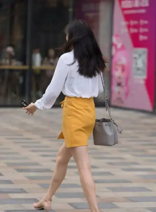 气质少女偏爱简约风,白衬衣配亮黄色半裙,朴素时尚还有气质