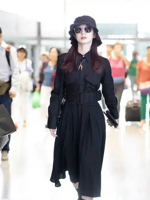 酷女孩上线孟美岐戴墨镜走路带风自带气场,穿直筒裤时髦显腿长