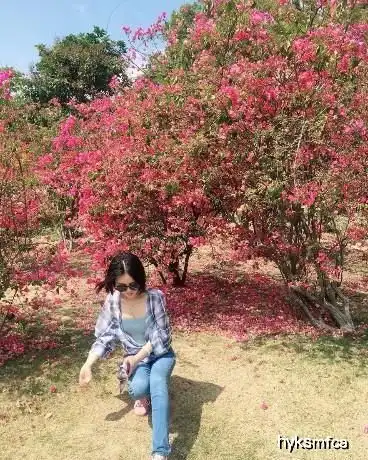 时装搭配百搭牛仔裤,经典出行方便的特性,小清新的美,适合女神
