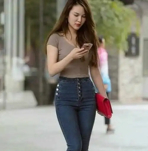 时装搭配,高腰紧身牛仔裤适合不同年龄微胖的女生,收住小肚腩