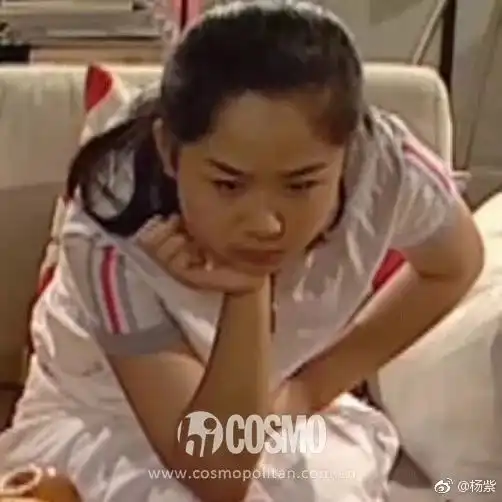 美人计杨紫素颜跟蜡像合影,皮肤还赢了