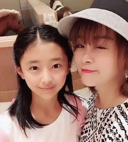 变形计农村女孩被城市父母宠成小公主,回村后不敢认