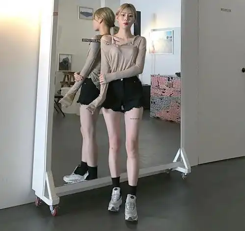 腿短美女怒穿短裤,我们腿长着呢