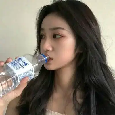 用漂亮喜欢搞怪的女生做头像,自己也心情舒服