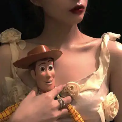 吊带女生真人头像