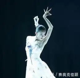 杨丽萍中秋回乡,仙气飘飘似少女,发小彩旗姐弟合照感叹时间流逝