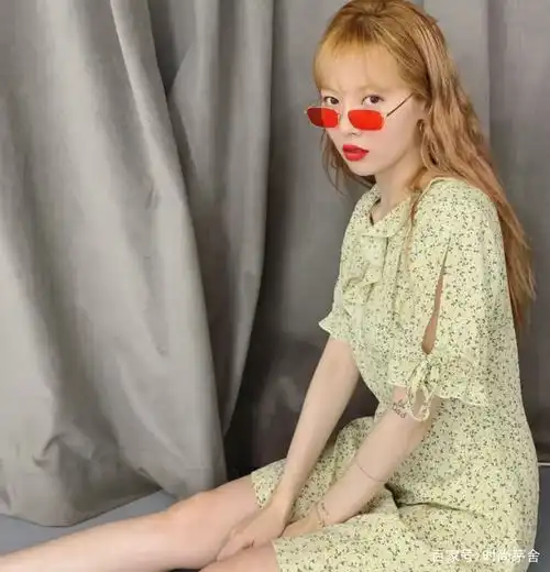 谁说金泫雅不能清纯穿碎花裙诠释淑女坐,美到犯规了