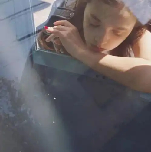 欧美头像女背着包公交车