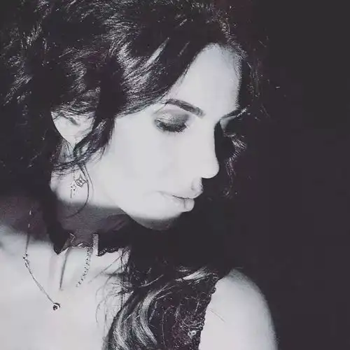 绝美混血颜少女竟因太美遭群攻然而她从脸到胸到腿都是整出来的