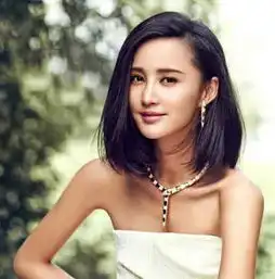 张歆艺童年照真美,脖子上还挂着东西,张歆艺这是自家的东西