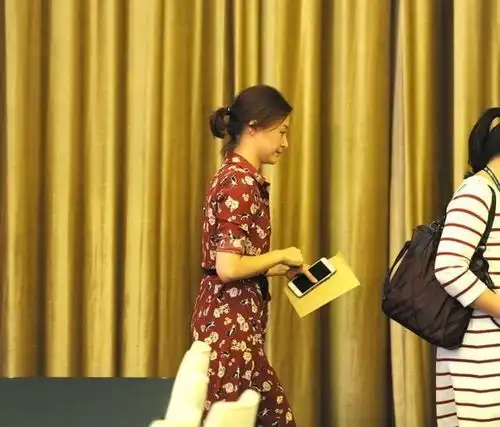 董卿太会挑衣服了,身材瘦得让人心疼,选的裙子却增加了肉感