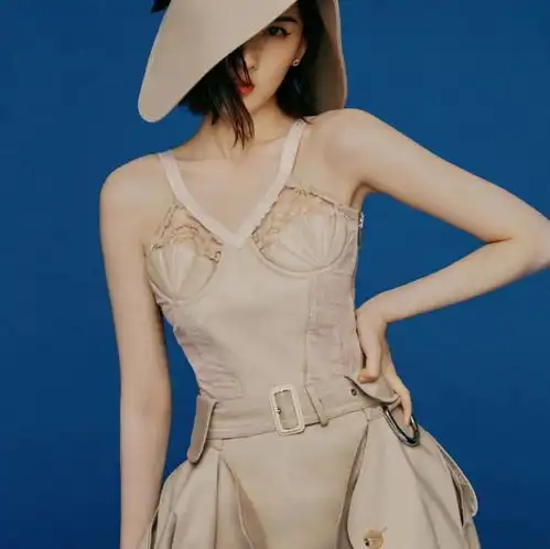 宋祖儿都这么瘦了连包臀裙都穿不满,不是当年那的u型脸女孩