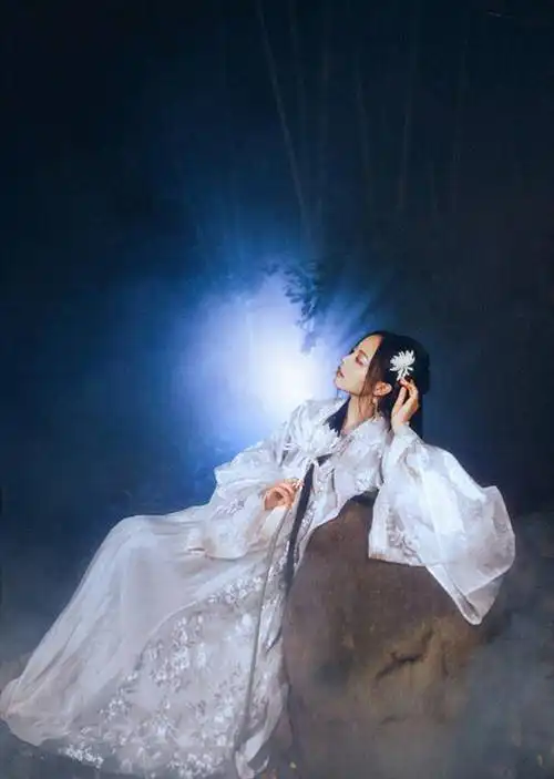 气质美女一袭白衣,画了比较唯美的妆容,整个好似仙女下凡