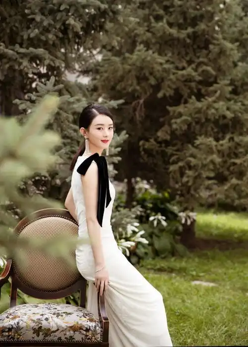 赵丽颖复出,一身白色礼服优雅大方,浅浅一笑女人味十足