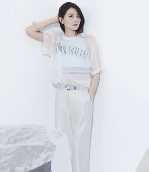 好久不见的高圆圆,最新生活照流出,白衬衫碎花裙嫩成女大学生