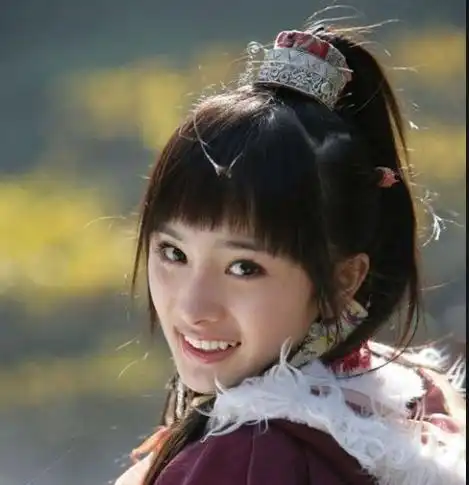 17年前,有谁注意到刘亦菲身后打伞的小女孩,现已火得一塌糊涂