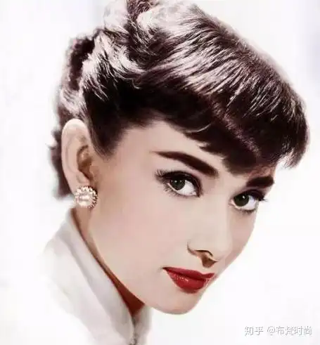 如何像奥黛丽赫本一样优雅试试用极简风把气质穿出来