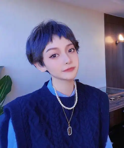 二次元超短发女孩