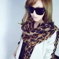 帮我找几个戴眼镜的的女生头像或者侧脸的谢了