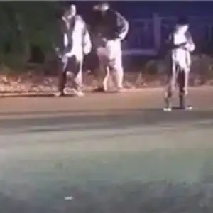 女子醉卧马路被轧身亡送人者遭索赔上海一女子醉卧马路被轧死后续家人索赔,法院判送人男子无罪