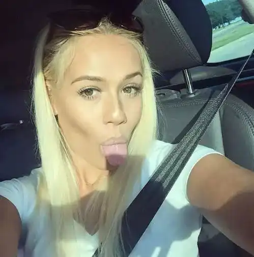 终于换发型了罗斯与女友现身纽约