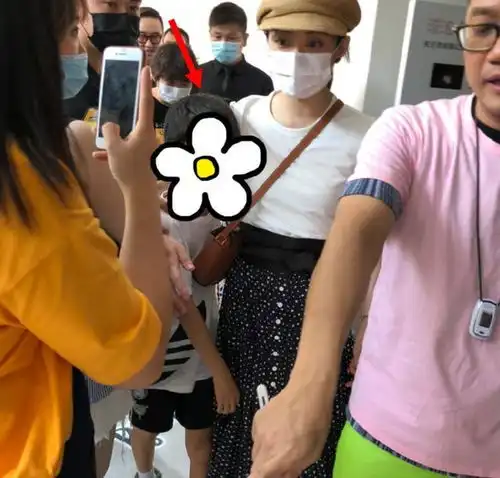 孙俪罕见带儿女亮相,穿白t恤配碎花半袖好接地气,却难掩好气质