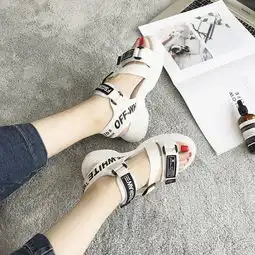 2018夏季新款韩版女鞋橡胶一字式扣带纯色中空低跟松糕底露趾凉鞋