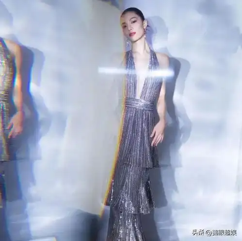钟楚曦深v银色亮片长裙,尽展性感张扬魅力