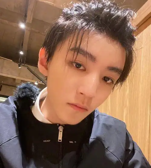 王俊凯毕业照被疯狂转发,我却在关注右下角男生,不出道等啥
