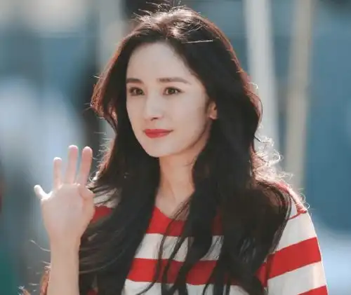 爱的二八定律杀青,34岁杨幂美似少女,生图下显露真实腿型