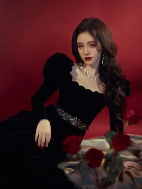 宋慧乔穿黑色坦领连衣裙看秀,却撞上鞠婧祎,少女和熟女的区别