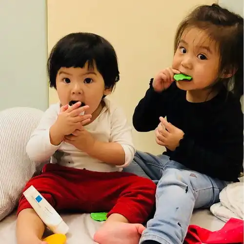 贾静雯晒咘咘波妞公主照,姐妹俩表情丰富,手上的零食出卖了她们