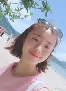 胡冰卿海边度假晒自拍穿粉衣人也超粉嫩