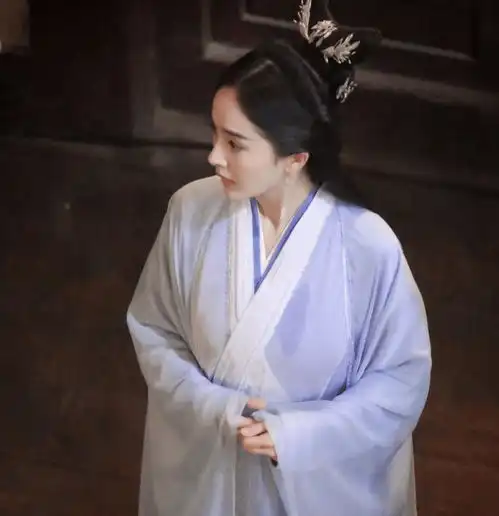 斛珠夫人杨幂路透曝光,白衣骑马造型帅气,蓝色古装服动人