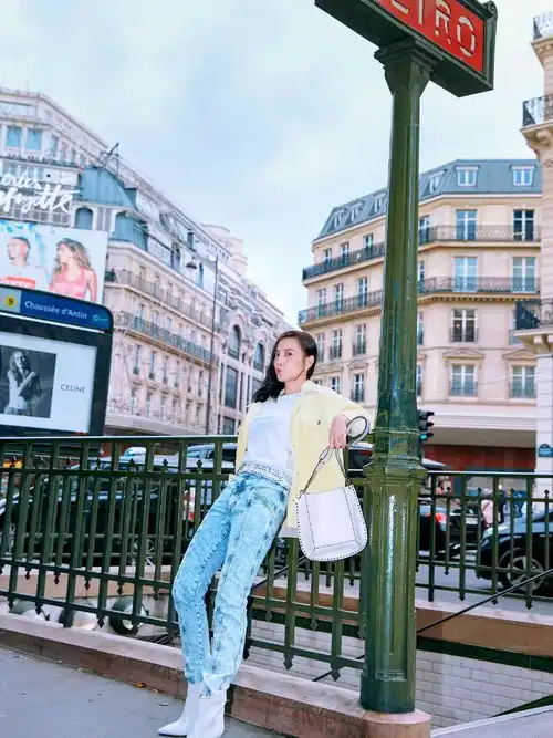 演美人鱼因一句台词爆火,穿运动衫扎丸子头,33岁嫩成少女