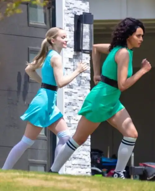 神盾局特工退休后干什么汪可盈和德芙卡梅隆去当飞天小女警了