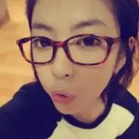 戴眼镜无刘海的女生头像