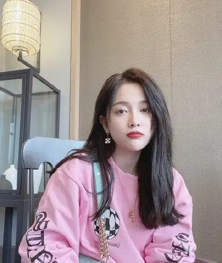 吴宣仪私服照更新,粉色卫衣搭配运动鞋,甜酷少女上线