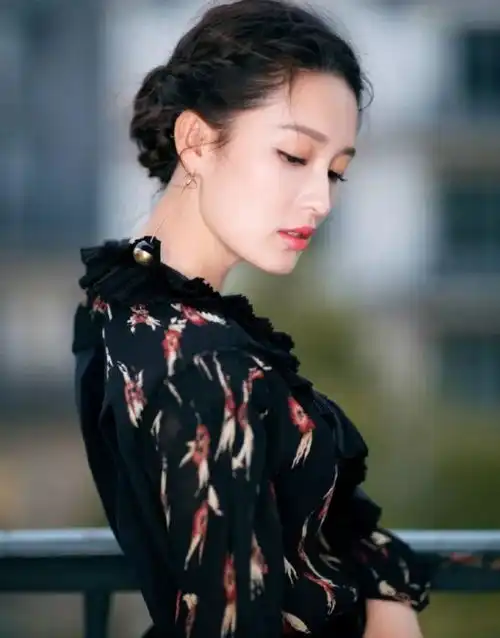 李沁演绎法式小浪漫,南瓜色妆容美翻了