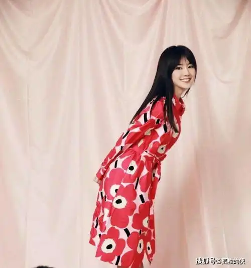马苏穿上印花衬衫裙真美,穿出了清新的气质,还带点飘逸的美感