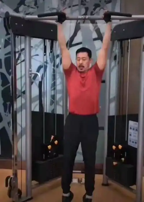 65岁张丰毅与55岁李若彤一起健身,肌肉男和少女的既视感