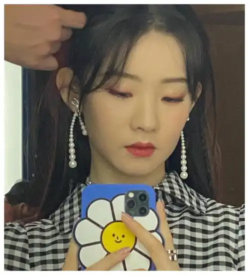 有种自拍方式叫张艺凡,看清她拿手机方式,80的女生学不来