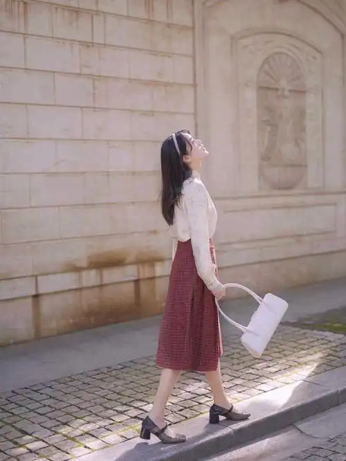 230岁如何穿出高级的优雅感衬衫配半身裙,少女气质感十足