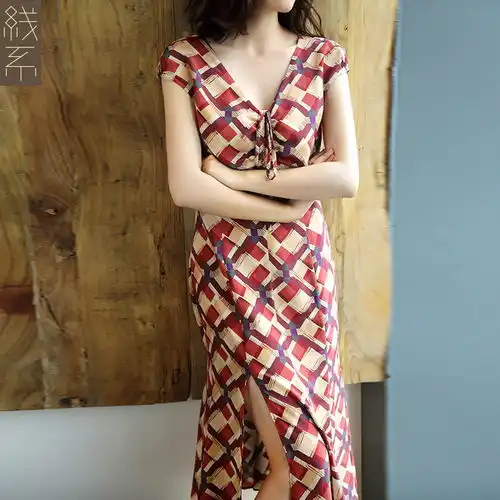 30岁女人的轻熟味,全在一条碎花连衣裙